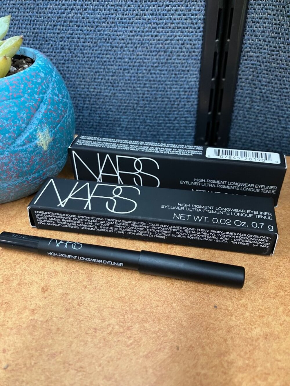 NARS High Pigment Lomngwear Eyeliner Via Veneto Black (2)